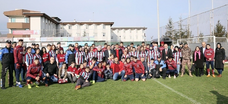 Kimsesiz Çocuklar Trabzonspor Antrenmanını Ziyaret Etti
