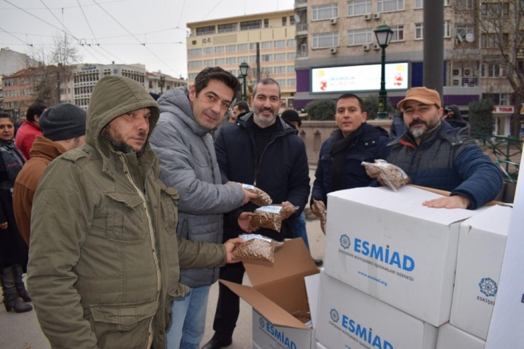 Eskişehirli İş Adamları Sokak Havanları İçin Binlerce Paket Mama Dağıttı