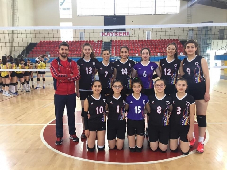 Bölgesel Lig Bayanlar Voleybol’da İzzet Öksüzkayaspor Finalde
