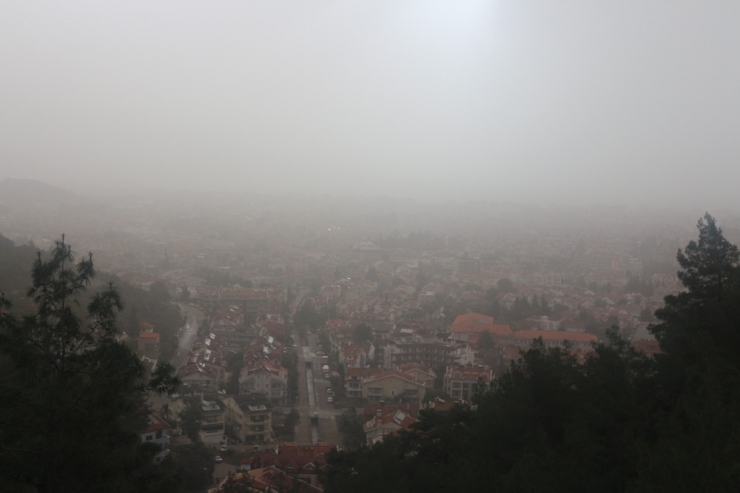 Marmaris Toz Bulutu Altında