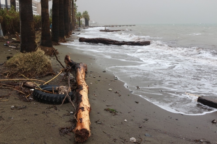 Şiddetli Fırtına Marmaris’te Hayatı Olumsuz Etkiledi