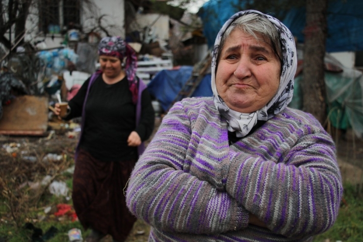 Çöp Evde Yaşayan Anne Ve Zihinsel Engelli Kızı Yardım Bekliyor