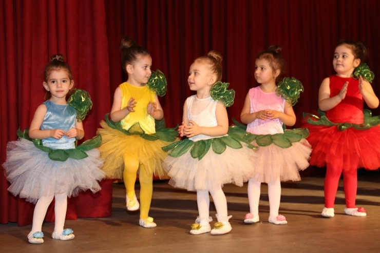 Burhaniye Gençlik Merkezi Gösterileri Ayakta Alkışlandı