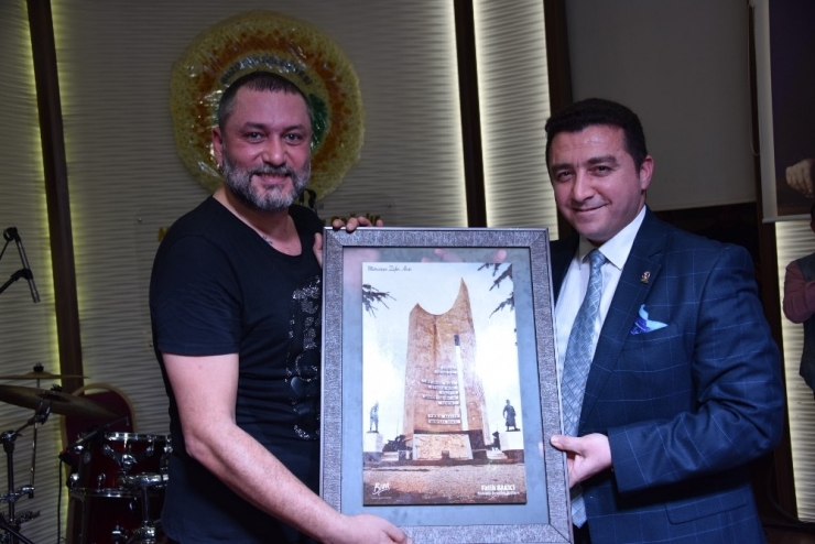 Hüsnü Şenlendirici’den Müzik Ziyafeti