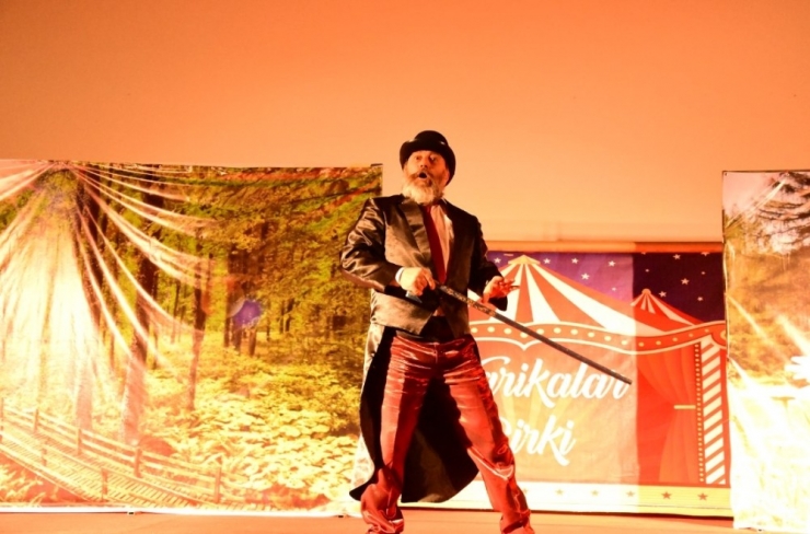 Alaşehir Belediyesi Tiyatro Okulunun İlk Oyununa Tam Not