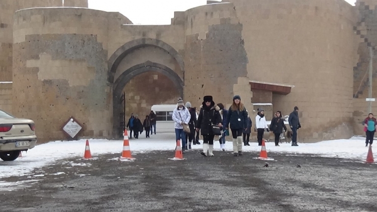 Ani Ören Yeri Ziyaretçi Akınına Uğruyor