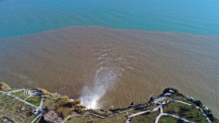 Dünyaca Ünlü Şelale Çamur Çağladı, Çıkan Gökkuşağı Görsel Şölene Döndü