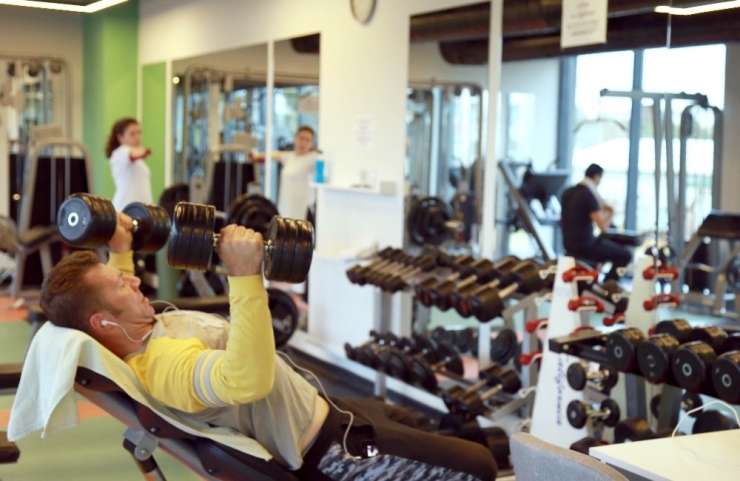 Erdal İnönü Yarı Olimpik Kapalı Yüzme Havuzu Ve Su Sporları Kompleksinden Tam Hizmet