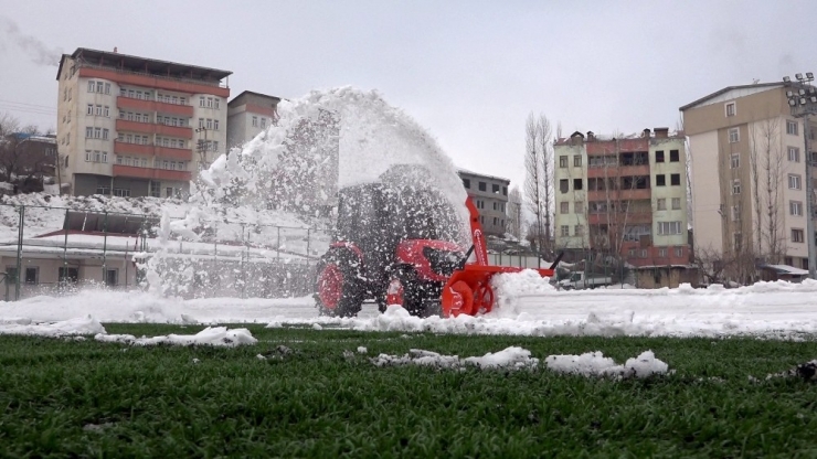 Futbol Sahasında Kar Temizleme Çalışması