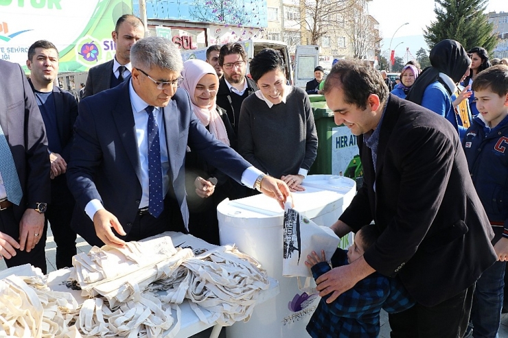 Vali Plastik Şişeleri Alıp Bez Çanta Dağıttı