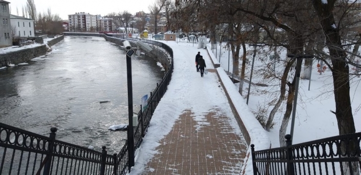 Kars’ta Parklara Yem Bırakıldı
