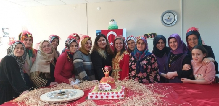 Ko-mek Kursiyerine Kına Geceli Veda