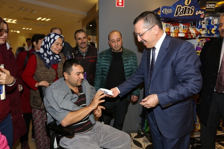 Üniversitede Bez Çanta Dağıtıldı