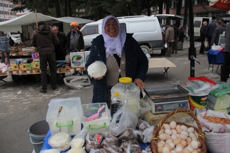 Geçimini Pazarcılıkla Sağlıyor
