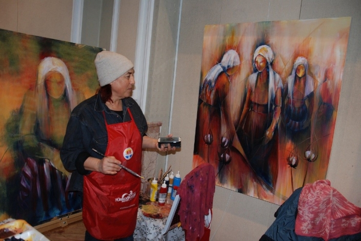 Ressam Aslı Çakar Özen Peştamalı İmza Olarak Kullanıyor