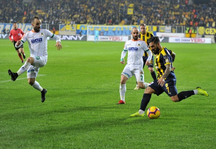 Spor Toto Süper Lig: Mke Ankaragücü: 0 - Aytemiz Alanyaspor: 1 (İlk Yarı)