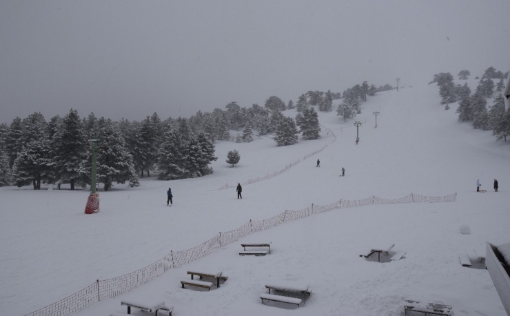 Salda Kayak Merkezinde Kar Kalınlığı 50 Santimi Geçti