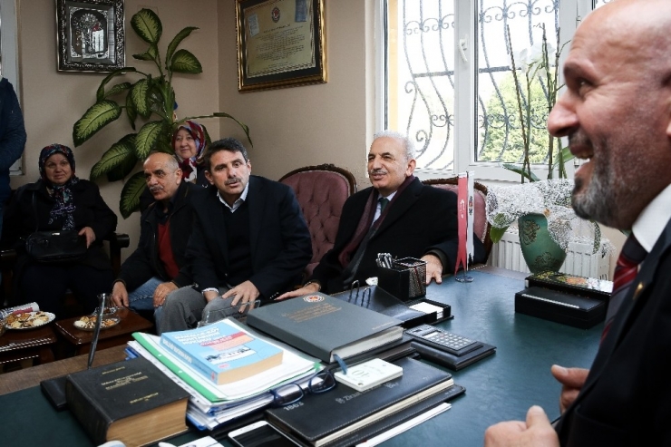 Ümraniye Belediye Başkan Adayı Yıldırım, Mahalleleri Tek Tek Dolaşarak Vatandaşlarla Buluşuyor