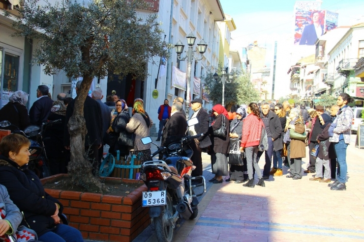 Teknolojiye Alışamayan Emekliler Uzun Kuyruk Oluşturdu