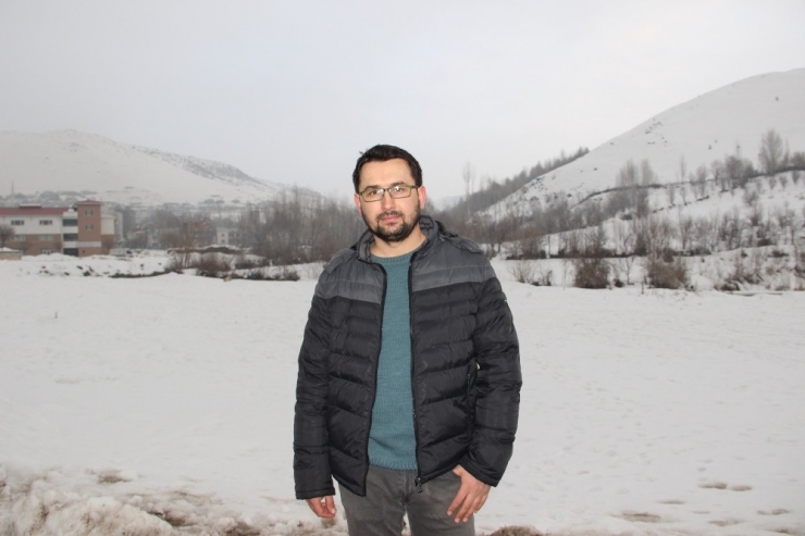 Sokak Köpeğini Eliyle Beslerken Görüntülenen Kişi, Öğretmen Çıktı