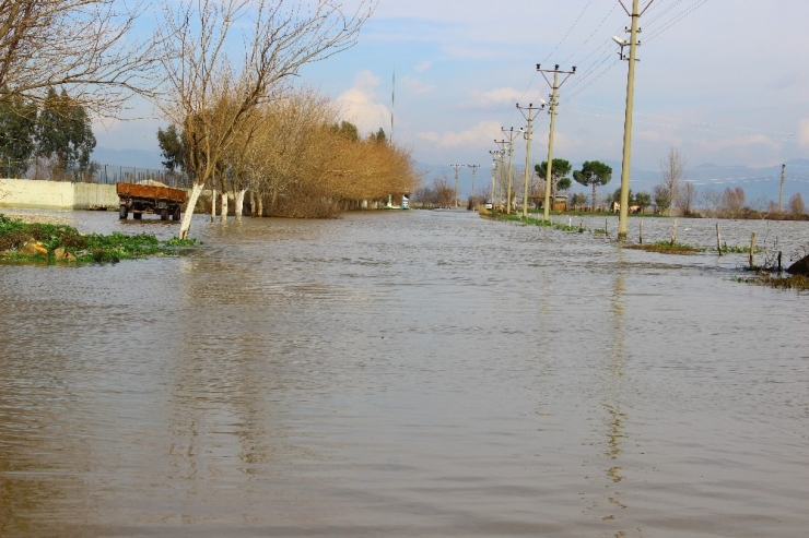 Büyük Menderes Nehri’nin Setleri Patladı Aydın Ovası Göle Döndü