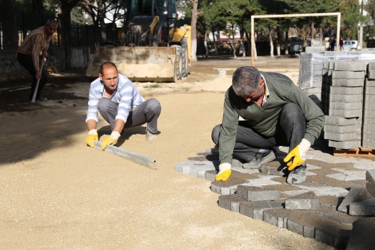 Burhaniye’de Okul Bahçelerine Yarıyıl Bakımı