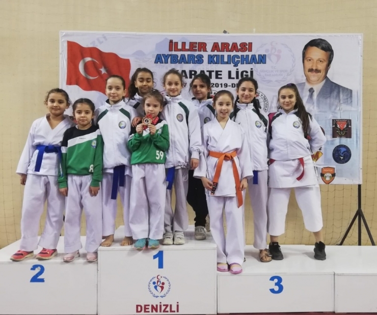 Salihlili Karateciler 14 Madalya Kazandı