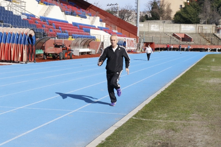 71 Yaşındaki Veteran Atlet, Gençlere Taş Çıkartıyor