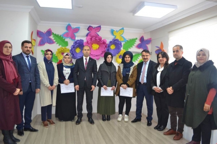 Başarılı Kursiyerlere Belgeleri Veridi