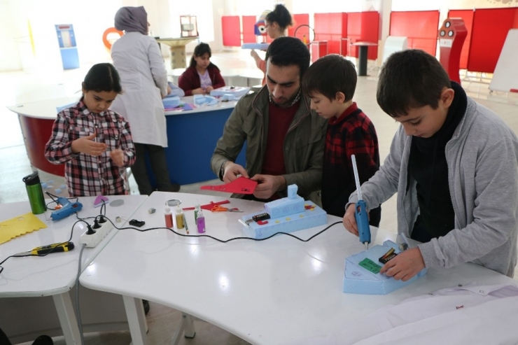 Öğrenciler, Tatilde Bilimsel Atölye Çalışmalarına Katılıyor