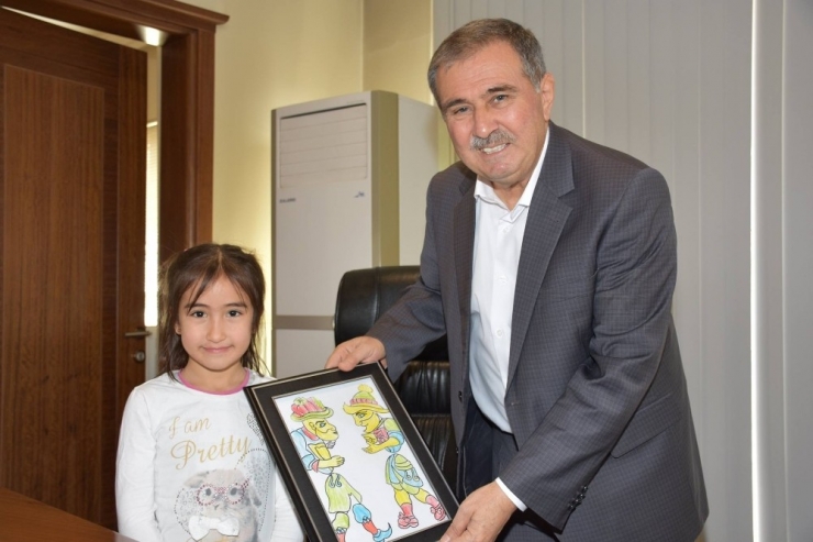 Minik Sanatçılar Başkan Avcu’yu Ziyaret Etti