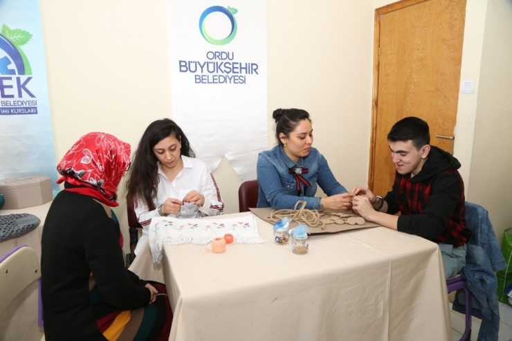 Engellilerin El Emeği Ürünleri Gelir Kapısı Oluyor