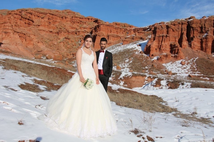 Düğün Albümlerinin Çekimlerini Kırmızı Periler Diyarında Yaptılar