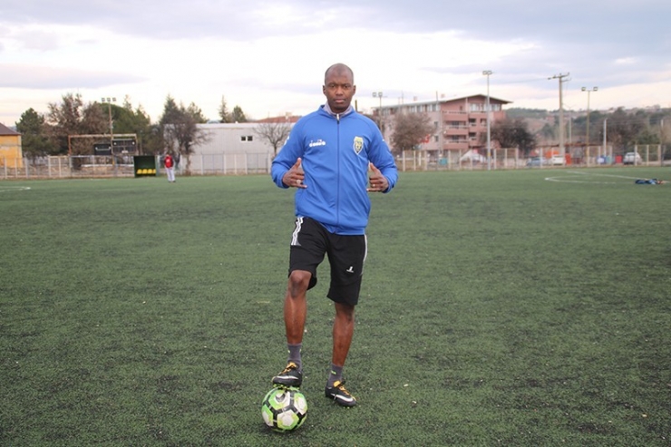 Gediz’de Afrikalı Futbolcular İlgi Odağı Oldu