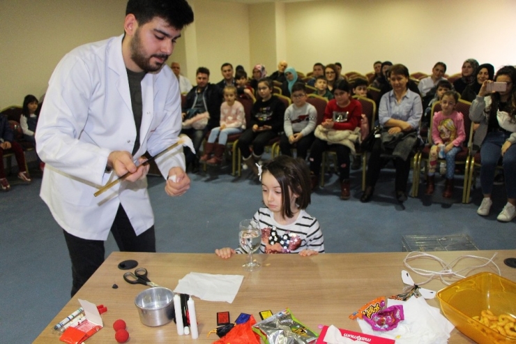 Çocuklara Diş Tedavisi Öncesi İllüzyon Gösterisi