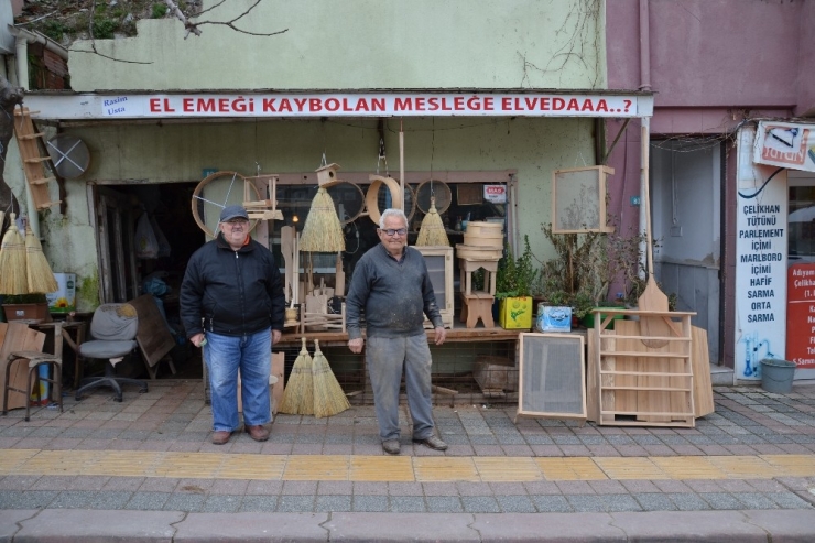 86’lık Marangoz Askerde Öğrendiği Mesleğini Yarım Asırdır Sürdürüyor