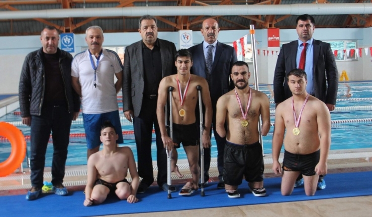 Türkiye 3.’sü Olan Engelli Yüzücülere Ödülleri Verildi