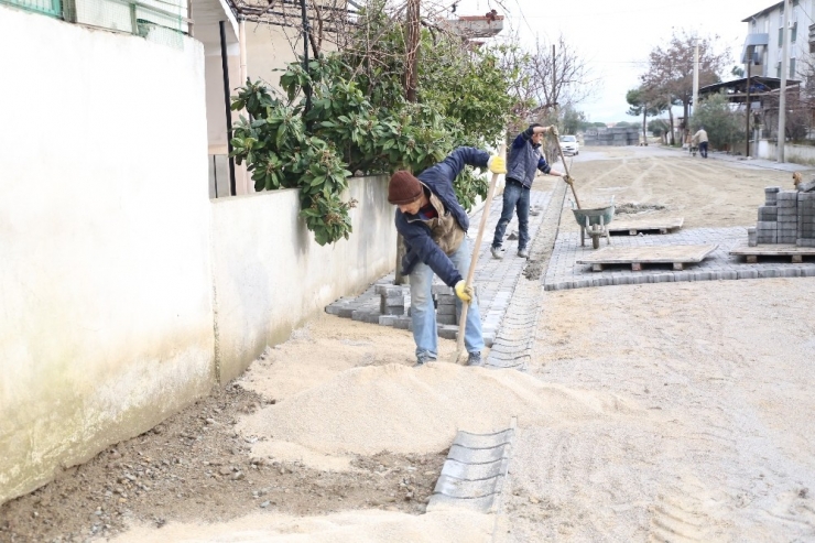 Burhaniye’de Yol Yapım Seferberliği Devam Ediyor