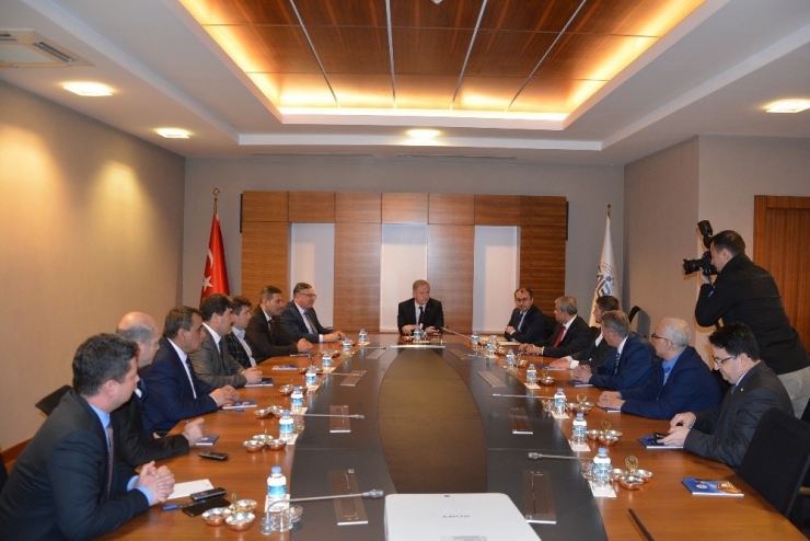 Dünya Pazarlarında Rüzgar Karşıdan Esiyor Kenetlenmeliyiz