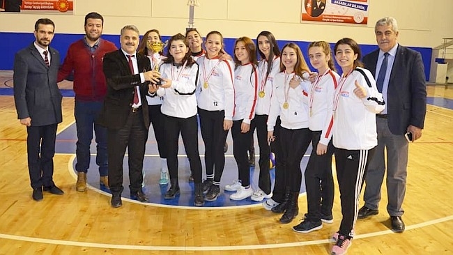 Dereceye Girenlere Kupa Ve Madalya