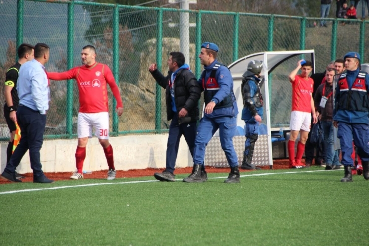 Hakeme İtiraz Ederek Sahadan Atılan Antrenöre 1 Ay Hak Mahrumiyeti Cezası Verildi