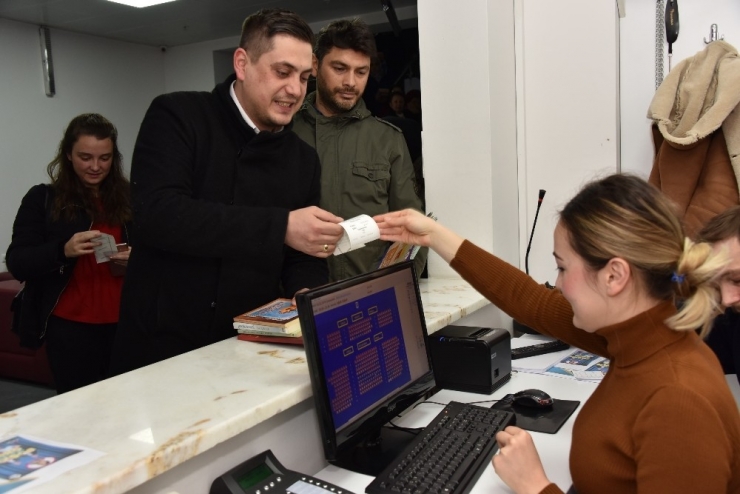 Tiyatro Bileti İçin Uzun Kuyruklar Oluşturdular