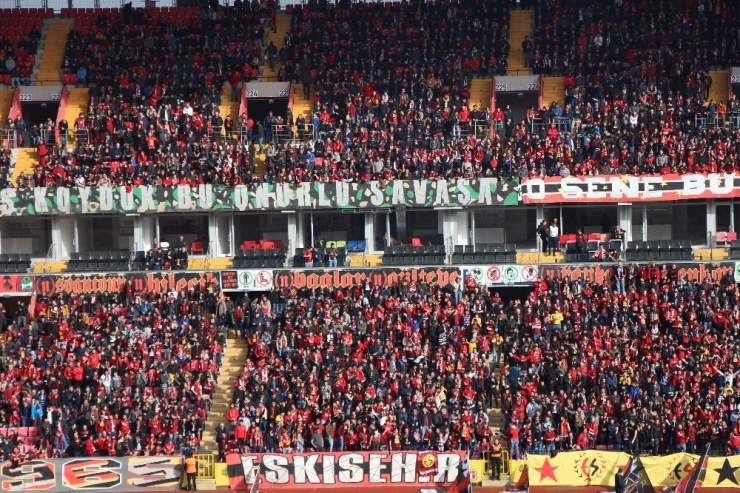 Eskişehirspor Taraftarı Barış Manço’yu Unutmadı