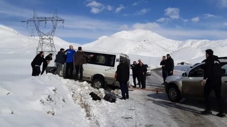 Kara Saplanan Aracı Sporcular Kurtardı