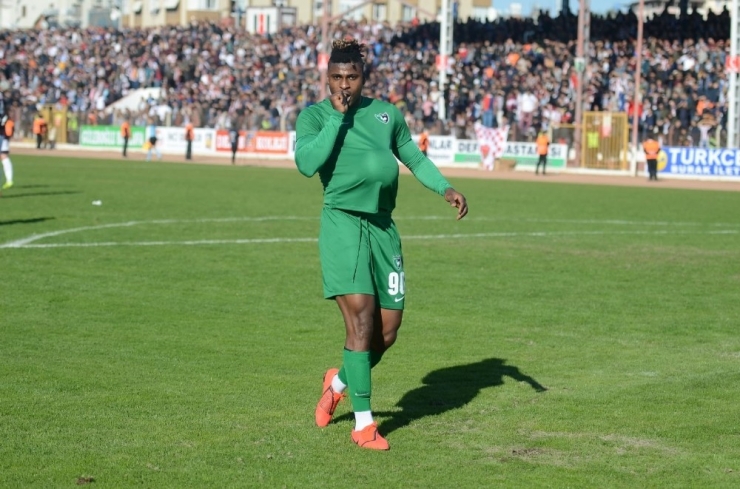 Denizlisporlu Kehinde Babasının Ölüm Haberiyle Yıkıldı