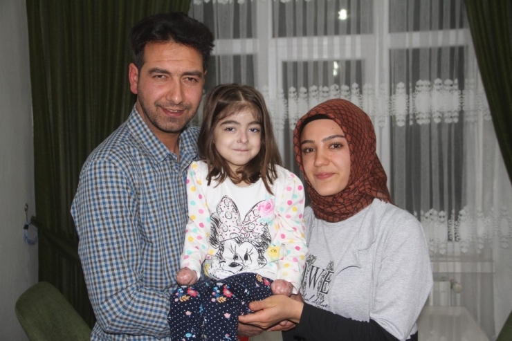 Kelebek Hastası Kızlarına ’Kelebek’ Gibi Bakıyorlar