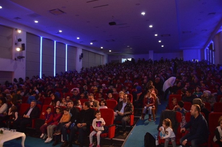 Çocuklar Aileleriyle Birlikte Tiyatronun Keyfini Çıkardı
