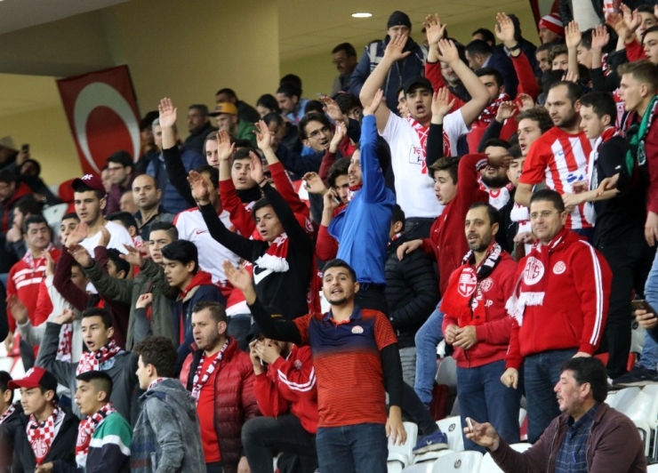 Spor Toto Süper Lig: Antalyaspor: 0 - Beşiktaş: 0 (Maç Devam Ediyor)