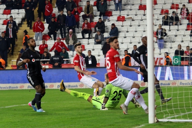 Spor Toto Süper Lig: Antalyaspor: 0 - Beşiktaş: 3 (İlk Yarı)