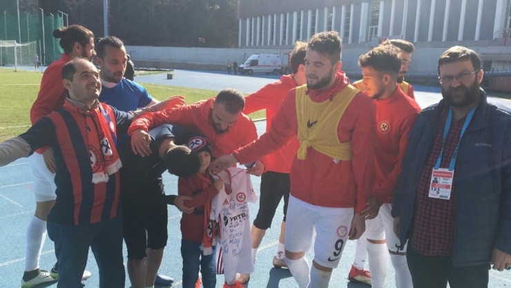 ’Takımı Kazansın’ Diye Dua Eden Minik Taraftara Kömürspor Forma Hediye Etti